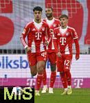 22.11.2025, Fussball Bundesliga 2025/2026, 11.Spieltag, FC Bayern M�nchen - SC Freiburg, in der Allianz-Arena M�nchen,  Die Bayern Spieler sind entt�uscht. v.l.Aleksandar Pavlovic (FC Bayern M�nchen), Jonathan Tah (FC Bayern M�nchen) und Lennart Karl (FC Bayern M�nchen) 


