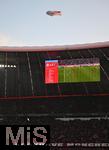 22.11.2025, Fussball Bundesliga 2025/2026, 11.Spieltag, FC Bayern M�nchen - SC Freiburg, in der Allianz-Arena M�nchen,  Ein Zeppelin fliegt �ber der Allianz Arena


