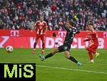 22.11.2025, Fussball Bundesliga 2025/2026, 11.Spieltag, FC Bayern M�nchen - SC Freiburg, in der Allianz-Arena M�nchen,  Max Rosenfelder (SC Freiburg) und Lennart Karl (FC Bayern M�nchen) beim 1:2 von Lennart Karl (FC Bayern M�nchen) 


