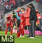 22.11.2025, Fussball Bundesliga 2025/2026, 11.Spieltag, FC Bayern M�nchen - SC Freiburg, in der Allianz-Arena M�nchen,  v.l. Tom Bischof (Bayern M�nchen) m Lennart Karl (FC Bayern M�nchen) und Trainer Vincent Kompany (FC Bayern M�nchen) 

