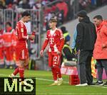 22.11.2025, Fussball Bundesliga 2025/2026, 11.Spieltag, FC Bayern M�nchen - SC Freiburg, in der Allianz-Arena M�nchen,  v.l. Aleksandar Pavlovic (FC Bayern M�nchen), Lennart Karl (FC Bayern M�nchen) und Trainer Vincent Kompany (FC Bayern M�nchen) 


