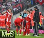 22.11.2025, Fussball Bundesliga 2025/2026, 11.Spieltag, FC Bayern M�nchen - SC Freiburg, in der Allianz-Arena M�nchen,  v.l. Tom Bischof (Bayern M�nchen), Aleksandar Pavlovic (Bayern M�nchen) , Lennart Karl (FC Bayern M�nchen) und Trainer Vincent Kompany (FC Bayern M�nchen) 


