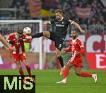 22.11.2025, Fussball Bundesliga 2025/2026, 11.Spieltag, FC Bayern M�nchen - SC Freiburg, in der Allianz-Arena M�nchen,  v.l. Leon Goretzka (FC Bayern M�nchen), Lucas H�ler (SC Freiburg) und Jonathan Tah (FC Bayern M�nchen) im Duell um den Ball.


