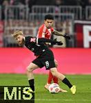22.11.2025, Fussball Bundesliga 2025/2026, 11.Spieltag, FC Bayern M�nchen - SC Freiburg, in der Allianz-Arena M�nchen,  v.l. Niklas Beste (SC Freiburg) gegen Luis Diaz (FC Bayern M�nchen) 


