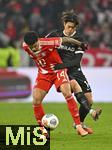 22.11.2025, Fussball Bundesliga 2025/2026, 11.Spieltag, FC Bayern M�nchen - SC Freiburg, in der Allianz-Arena M�nchen,  v.l. Luis Diaz (FC Bayern M�nchen) gegen Yuito Suzuki (SC Freiburg) 


