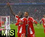 22.11.2025, Fussball Bundesliga 2025/2026, 11.Spieltag, FC Bayern M�nchen - SC Freiburg, in der Allianz-Arena M�nchen,  Torjubel v.l. Dayot Upamecano (FC Bayern M�nchen) und Jonathan Tah (FC Bayern M�nchen) 


