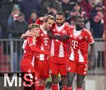22.11.2025, Fussball Bundesliga 2025/2026, 11.Spieltag, FC Bayern M�nchen - SC Freiburg, in der Allianz-Arena M�nchen,  
Torjubel v.l. Lennart Karl (FC Bayern M�nchen), Harry Kane (FC Bayern M�nchen), und Jonathan Tah (FC Bayern M�nchen) und Dayot Upamecano (FC Bayern M�nchen) 

