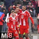 22.11.2025, Fussball Bundesliga 2025/2026, 11.Spieltag, FC Bayern M�nchen - SC Freiburg, in der Allianz-Arena M�nchen,  
Torjubel v.l. Lennart Karl (FC Bayern M�nchen), Harry Kane (FC Bayern M�nchen), und Jonathan Tah (FC Bayern M�nchen) 

