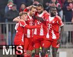 22.11.2025, Fussball Bundesliga 2025/2026, 11.Spieltag, FC Bayern M�nchen - SC Freiburg, in der Allianz-Arena M�nchen,  
Torjubel v.l. Lennart Karl (FC Bayern M�nchen), Harry Kane (FC Bayern M�nchen), und Jonathan Tah (FC Bayern M�nchen) und Dayot Upamecano (FC Bayern M�nchen) 


