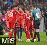 22.11.2025, Fussball Bundesliga 2025/2026, 11.Spieltag, FC Bayern M�nchen - SC Freiburg, in der Allianz-Arena M�nchen,  
Lennart Karl (FC Bayern M�nchen) ist angeschlagen

