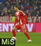 22.11.2025, Fussball Bundesliga 2025/2026, 11.Spieltag, FC Bayern M�nchen - SC Freiburg, in der Allianz-Arena M�nchen,  Hiroki Ito (FC Bayern M�nchen) am Ball.


