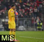 22.11.2025, Fussball Bundesliga 2025/2026, 11.Spieltag, FC Bayern M�nchen - SC Freiburg, in der Allianz-Arena M�nchen,  Torwart Noah Atubolu (SC Freiburg) ist unzufrieden.


