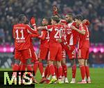 22.11.2025, Fussball Bundesliga 2025/2026, 11.Spieltag, FC Bayern M�nchen - SC Freiburg, in der Allianz-Arena M�nchen,  Torjubel nach dem 6:2 v.l. Nicolas Jackson (FC Bayern M�nchen), Wisdom Mike (FC Bayern M�nchen) , Michael Olise (FC Bayern M�nchen), Tom Bischof (Bayern M�nchen), Hiroki Ito (FC Bayern M�nchen), Jonathan Tah (FC Bayern M�nchen) und Min-jae Kim (Bayern M�nchen, Minjae Kim) 


