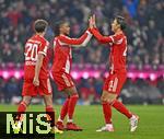 22.11.2025, Fussball Bundesliga 2025/2026, 11.Spieltag, FC Bayern M�nchen - SC Freiburg, in der Allianz-Arena M�nchen,  Torjubel v.l. Tom Bischof (Bayern M�nchen), Michael Olise (FC Bayern M�nchen) und Hiroki Ito (FC Bayern M�nchen) 


