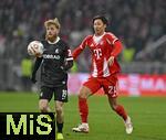 22.11.2025, Fussball Bundesliga 2025/2026, 11.Spieltag, FC Bayern M�nchen - SC Freiburg, in der Allianz-Arena M�nchen,  v.l. Niklas Beste (SC Freiburg) gegen Hiroki Ito (FC Bayern M�nchen) 


