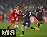 22.11.2025, Fussball Bundesliga 2025/2026, 11.Spieltag, FC Bayern M�nchen - SC Freiburg, in der Allianz-Arena M�nchen, v.l. Hiroki Ito (FC Bayern M�nchen) beobachtet  Niklas Beste (SC Freiburg) 


