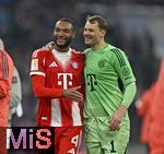 22.11.2025, Fussball Bundesliga 2025/2026, 11.Spieltag, FC Bayern M�nchen - SC Freiburg, in der Allianz-Arena M�nchen,  Torwart Manuel Neuer (FC Bayern M�nchen) ist zufrieden, mit Schnauzer. Arm in Arm mit Jonathan Tah (FC Bayern M�nchen) 


