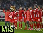 22.11.2025, Fussball Bundesliga 2025/2026, 11.Spieltag, FC Bayern M�nchen - SC Freiburg, in der Allianz-Arena M�nchen,  
Die Bayern tanzen v.l. Lennart Karl (FC Bayern M�nchen), Berni das Maskottchen, Wisdom Mike (FC Bayern M�nchen), Josip Stanisic (Bayern M�nchen), Michael Olise (FC Bayern M�nchen), Torwart Jonas Urbig (FC Bayern M�nchen), Min-jae Kim (Bayern M�nchen, Minjae Kim), Jonathan Tah (FC Bayern M�nchen), Hiroki Ito (FC Bayern M�nchen) und Tom Bischof (Bayern M�nchen) 

