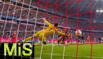 22.11.2025, Fussball Bundesliga 2025/2026, 11.Spieltag, FC Bayern M�nchen - SC Freiburg, in der Allianz-Arena M�nchen,  Torschuss zum 1:2 von Lennart Karl (FC Bayern M�nchen) gegen Torwart Noah Atubolu (SC Freiburg) 


