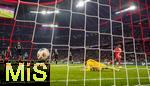 22.11.2025, Fussball Bundesliga 2025/2026, 11.Spieltag, FC Bayern Mnchen - SC Freiburg, in der Allianz-Arena Mnchen,  Torschuss von Nicolas Jackson (re, FC Bayern Mnchen) zum 5:2 gegen Torwart Noah Atubolu (SC Freiburg) 



