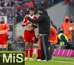 22.11.2025, Fussball Bundesliga 2025/2026, 11.Spieltag, FC Bayern M�nchen - SC Freiburg, in der Allianz-Arena M�nchen,  v.li: Aleksandar Pavlovic (Bayern M�nchen)  bekommt Anweisungen von Trainer Vincent Kompany (FC Bayern M�nchen) 