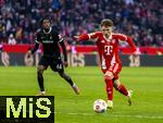 22.11.2025, Fussball Bundesliga 2025/2026, 11.Spieltag, FC Bayern M�nchen - SC Freiburg, in der Allianz-Arena M�nchen,  re: Lennart Karl (FC Bayern M�nchen) am Ball 