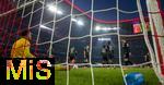 22.11.2025, Fussball Bundesliga 2025/2026, 11.Spieltag, FC Bayern M�nchen - SC Freiburg, in der Allianz-Arena M�nchen, Drama in sechs Akten,  li:Torwart Noah Atubolu (SC Freiburg) nach einem Gegentor entt�uscht am Boden. re: Niklas Beste (SC Freiburg) 