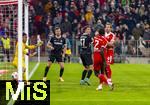 22.11.2025, Fussball Bundesliga 2025/2026, 11.Spieltag, FC Bayern M�nchen - SC Freiburg, in der Allianz-Arena M�nchen,  Torschuss Dayot Upamecano (FC Bayern M�nchen) gegen Torwart Noah Atubolu (li, SC Freiburg) 