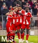 22.11.2025, Fussball Bundesliga 2025/2026, 11.Spieltag, FC Bayern M�nchen - SC Freiburg, in der Allianz-Arena M�nchen,  Torjubel v.li: Lennart Karl (FC Bayern M�nchen), Harry Kane (FC Bayern M�nchen), Jonathan Tah (FC Bayern M�nchen), Dayot Upamecano (FC Bayern M�nchen), 