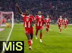22.11.2025, Fussball Bundesliga 2025/2026, 11.Spieltag, FC Bayern M�nchen - SC Freiburg, in der Allianz-Arena M�nchen,  Torjubel, Dayot Upamecano (li, FC Bayern M�nchen), mit Jonathan Tah (FC Bayern M�nchen) 
