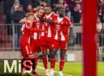 22.11.2025, Fussball Bundesliga 2025/2026, 11.Spieltag, FC Bayern M�nchen - SC Freiburg, in der Allianz-Arena M�nchen,  Torjubel v.li: Lennart Karl (FC Bayern M�nchen), Harry Kane (FC Bayern M�nchen), Jonathan Tah (FC Bayern M�nchen), Dayot Upamecano (FC Bayern M�nchen), 