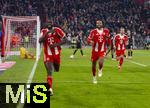 22.11.2025, Fussball Bundesliga 2025/2026, 11.Spieltag, FC Bayern M�nchen - SC Freiburg, in der Allianz-Arena M�nchen,  Torjubel, Dayot Upamecano (li, FC Bayern M�nchen), mit Jonathan Tah (FC Bayern M�nchen) 