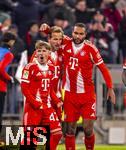 22.11.2025, Fussball Bundesliga 2025/2026, 11.Spieltag, FC Bayern M�nchen - SC Freiburg, in der Allianz-Arena M�nchen,  Torjubel v.li: Lennart Karl (FC Bayern M�nchen), Harry Kane (FC Bayern M�nchen), Jonathan Tah (FC Bayern M�nchen) 