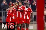 22.11.2025, Fussball Bundesliga 2025/2026, 11.Spieltag, FC Bayern M�nchen - SC Freiburg, in der Allianz-Arena M�nchen,  Torjubel v.li: Lennart Karl (FC Bayern M�nchen), Harry Kane (FC Bayern M�nchen), Jonathan Tah (FC Bayern M�nchen), Dayot Upamecano (FC Bayern M�nchen), 