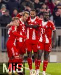 22.11.2025, Fussball Bundesliga 2025/2026, 11.Spieltag, FC Bayern M�nchen - SC Freiburg, in der Allianz-Arena M�nchen,  Torjubel v.li: Lennart Karl (FC Bayern M�nchen), Harry Kane (FC Bayern M�nchen), Jonathan Tah (FC Bayern M�nchen), Dayot Upamecano (FC Bayern M�nchen), 