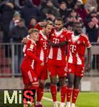 22.11.2025, Fussball Bundesliga 2025/2026, 11.Spieltag, FC Bayern M�nchen - SC Freiburg, in der Allianz-Arena M�nchen,  Torjubel v.li: Lennart Karl (FC Bayern M�nchen), Harry Kane (FC Bayern M�nchen), Jonathan Tah (FC Bayern M�nchen), Dayot Upamecano (FC Bayern M�nchen), 