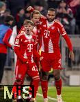 22.11.2025, Fussball Bundesliga 2025/2026, 11.Spieltag, FC Bayern M�nchen - SC Freiburg, in der Allianz-Arena M�nchen,  Torjubel v.li: Lennart Karl (FC Bayern M�nchen), Harry Kane (FC Bayern M�nchen), Jonathan Tah (FC Bayern M�nchen) 