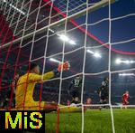 22.11.2025, Fussball Bundesliga 2025/2026, 11.Spieltag, FC Bayern M�nchen - SC Freiburg, in der Allianz-Arena M�nchen, li: Torwart Noah Atubolu (SC Freiburg) nach einem erneuten Gegentor am Boden, Max Rosenfelder (SC Freiburg), Matthias Ginter (SC Freiburg), Johan Manzambi (SC Freiburg), Jordy Makengo (SC Freiburg),  