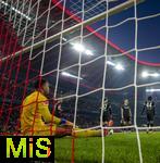 22.11.2025, Fussball Bundesliga 2025/2026, 11.Spieltag, FC Bayern M�nchen - SC Freiburg, in der Allianz-Arena M�nchen, li: Torwart Noah Atubolu (SC Freiburg) nach einem erneuten Gegentor am Boden, Max Rosenfelder (SC Freiburg), Matthias Ginter (SC Freiburg), Johan Manzambi (SC Freiburg), Jordy Makengo (SC Freiburg), 