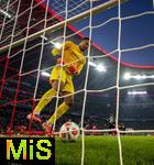 22.11.2025, Fussball Bundesliga 2025/2026, 11.Spieltag, FC Bayern M�nchen - SC Freiburg, in der Allianz-Arena M�nchen, Torwart Noah Atubolu (SC Freiburg) holt nach einem erneuten Gegentor den Ball aus dem Netz.