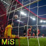 22.11.2025, Fussball Bundesliga 2025/2026, 11.Spieltag, FC Bayern M�nchen - SC Freiburg, in der Allianz-Arena M�nchen, li: Torwart Noah Atubolu (SC Freiburg) nach einem erneuten Gegentor am Boden, Max Rosenfelder (SC Freiburg), Matthias Ginter (SC Freiburg), Johan Manzambi (SC Freiburg), Jordy Makengo (SC Freiburg), 