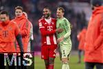 22.11.2025, Fussball Bundesliga 2025/2026, 11.Spieltag, FC Bayern M�nchen - SC Freiburg, in der Allianz-Arena M�nchen, re: Torwart Manuel Neuer (FC Bayern M�nchen) mit Schnauzbart beim Schlussjubel mit Jonathan Tah (FC Bayern M�nchen) 