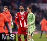 22.11.2025, Fussball Bundesliga 2025/2026, 11.Spieltag, FC Bayern M�nchen - SC Freiburg, in der Allianz-Arena M�nchen, re: Torwart Manuel Neuer (FC Bayern M�nchen) mit Schnauzbart beim Schlussjubel mit Jonathan Tah (FC Bayern M�nchen) 