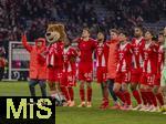 22.11.2025, Fussball Bundesliga 2025/2026, 11.Spieltag, FC Bayern M�nchen - SC Freiburg, in der Allianz-Arena M�nchen, Schlussjubel, v.li: Lennart Karl (FC Bayern M�nchen), Maskottchen Berni, Wisdom Mike (FC Bayern M�nchen), Josip Stanisic (Bayern M�nchen), Michael Olise (FC Bayern M�nchen), Torwart Jonas Urbig (FC Bayern M�nchen), Min-jae Kim (Bayern M�nchen, Minjae Kim), Jonathan Tah (FC Bayern M�nchen), Hiroki Ito (FC Bayern M�nchen), 