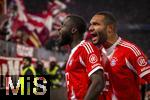 22.11.2025, Fussball Bundesliga 2025/2026, 11.Spieltag, FC Bayern M�nchen - SC Freiburg, in der Allianz-Arena M�nchen, Torjubel Dayot Upamecano (FC Bayern M�nchen) mit Jonathan Tah (re, FC Bayern M�nchen) 