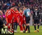 22.11.2025, Fussball Bundesliga 2025/2026, 11.Spieltag, FC Bayern M�nchen - SC Freiburg, in der Allianz-Arena M�nchen, Aleksandar Pavlovic (Bayern M�nchen)  hat Spass mit Lennart Karl (FC Bayern M�nchen), der wegen einer Verletzung vom Team-Arzt behandelt wird.