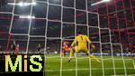 22.11.2025, Fussball Bundesliga 2025/2026, 11.Spieltag, FC Bayern M�nchen - SC Freiburg, in der Allianz-Arena M�nchen, Nicolas Jackson (mitte, FC Bayern M�nchen) trifft zum 5:2 gegen Torwart Noah Atubolu (SC Freiburg) 