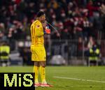 22.11.2025, Fussball Bundesliga 2025/2026, 11.Spieltag, FC Bayern M�nchen - SC Freiburg, in der Allianz-Arena M�nchen, Daniel-Kofi Kyereh (SC Freiburg) spuckt frustriert sein Wasser im Strahl aus.