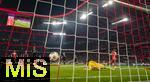 22.11.2025, Fussball Bundesliga 2025/2026, 11.Spieltag, FC Bayern M�nchen - SC Freiburg, in der Allianz-Arena M�nchen, Nicolas Jackson (re, FC Bayern M�nchen) trifft zum 5:2 gegen Torwart Noah Atubolu (SC Freiburg) 