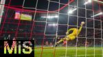 22.11.2025, Fussball Bundesliga 2025/2026, 11.Spieltag, FC Bayern M�nchen - SC Freiburg, in der Allianz-Arena M�nchen, Torwart Noah Atubolu (SC Freiburg) streckt sich vergeblich, der Ball senkt sich ins Tor.